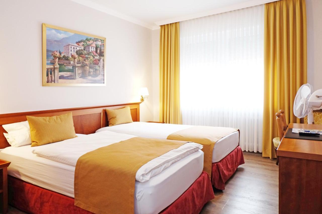 Hotel Mennicken Wurselen Bagian luar foto