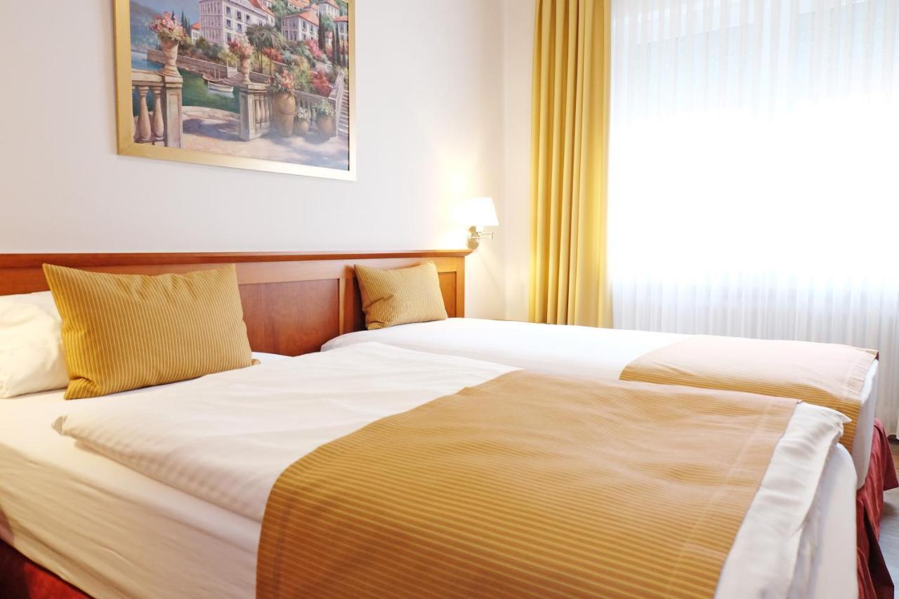 Hotel Mennicken Wurselen Bagian luar foto