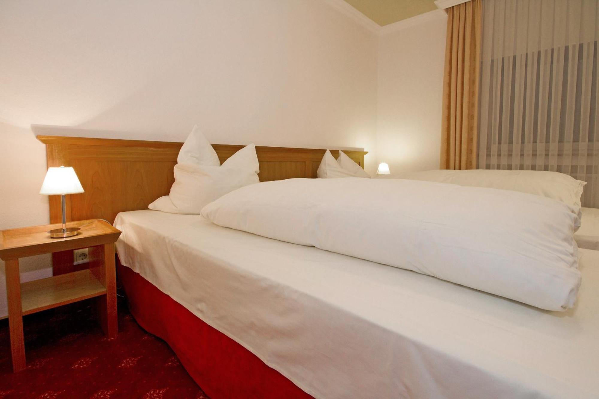 Hotel Mennicken Wurselen Bagian luar foto