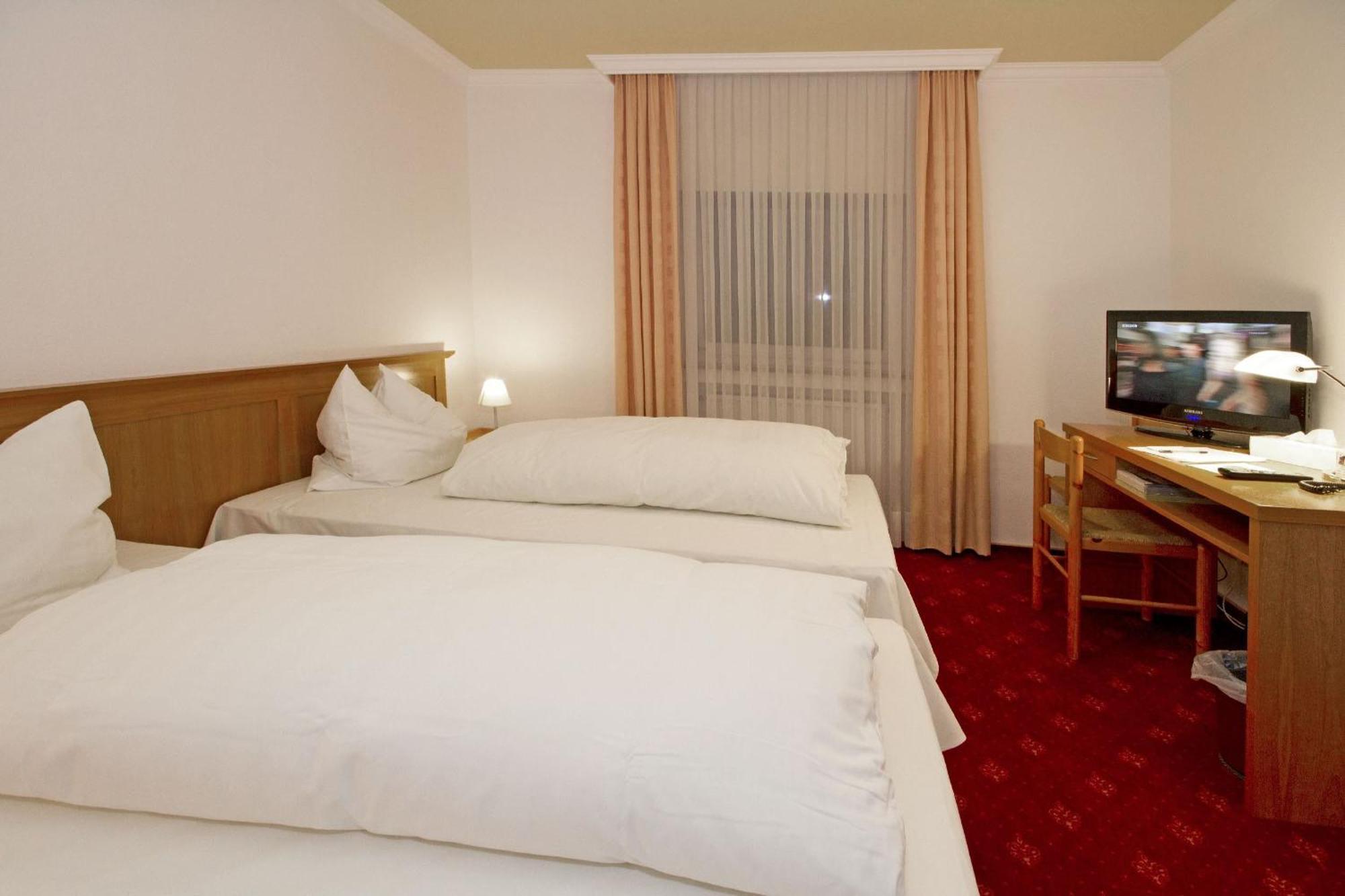 Hotel Mennicken Wurselen Bagian luar foto