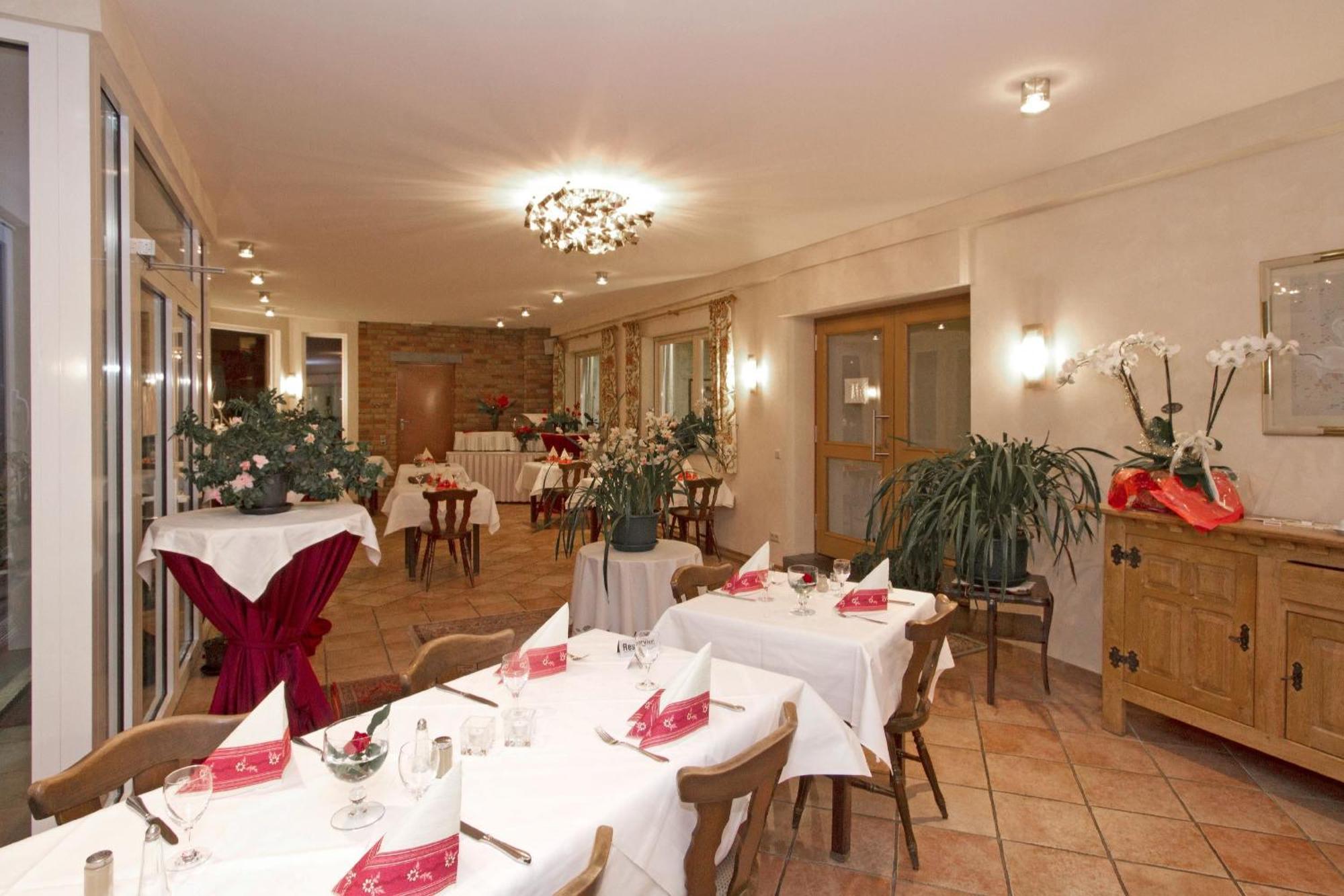 Hotel Mennicken Wurselen Bagian luar foto